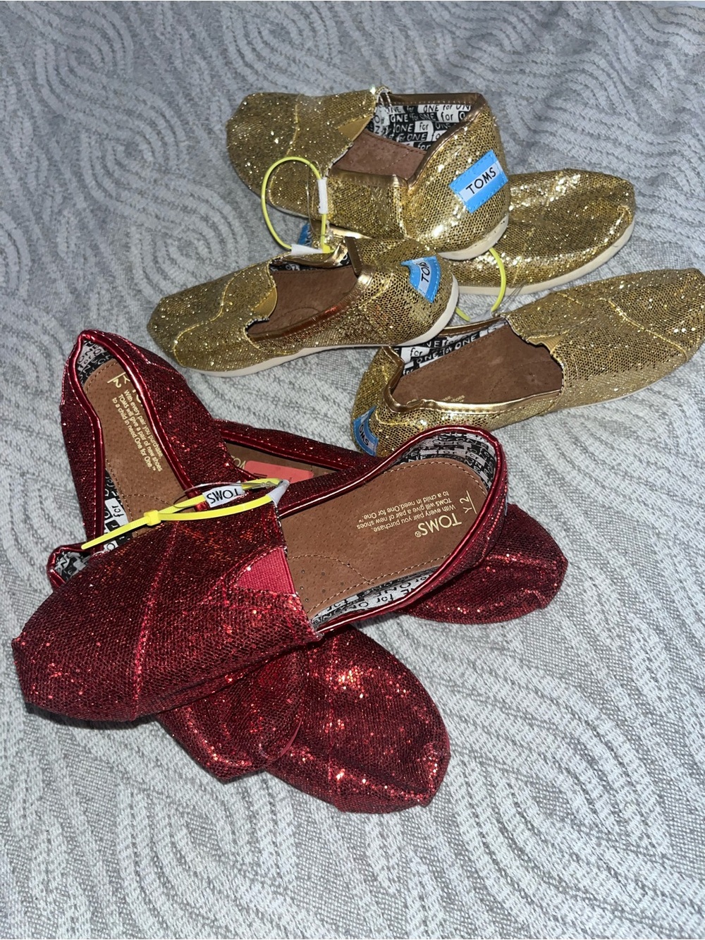 Toms little girl 2 Y Glitter Slip-Ons in Red and Gold